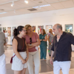 La exposición ‘REINICINE’ de Jesús R. Tortosa  un homenaje ilustrado al mundo del cine en la Casa de Culturadel’Alfàs