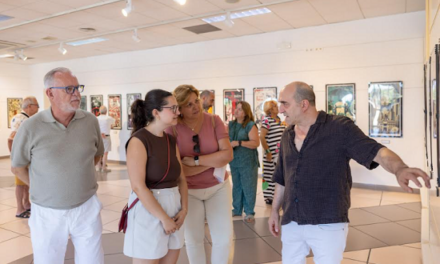 La exposición ‘REINICINE’ de Jesús R. Tortosa  un homenaje ilustrado al mundo del cine en la Casa de Culturadel’Alfàs