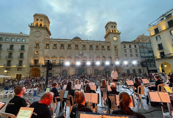 El Summer Brass Festival llena de jazz y folk la plaza del Ayuntamiento hasta el próximo lunes