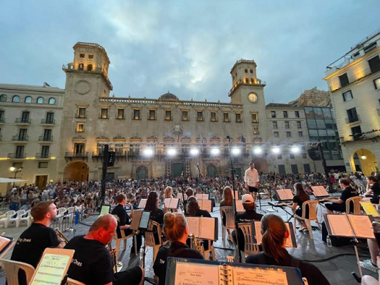 El Summer Brass Festival llena de jazz y folk la plaza del Ayuntamiento hasta el próximo lunes