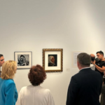 El MACA expone la fotografía «Madre de Srebrenica» en colaboración con el Ars Aevi de Sarajevo en recuerdo del genocidio ocurrido en Bosnia