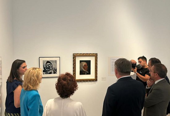 El MACA expone la fotografía «Madre de Srebrenica» en colaboración con el Ars Aevi de Sarajevo en recuerdo del genocidio ocurrido en Bosnia