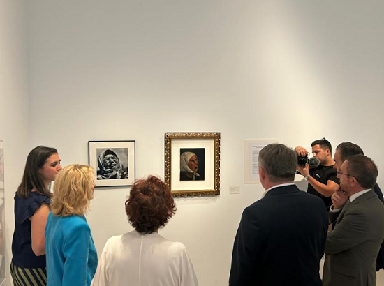 El MACA expone la fotografía «Madre de Srebrenica» en colaboración con el Ars Aevi de Sarajevo en recuerdo del genocidio ocurrido en Bosnia