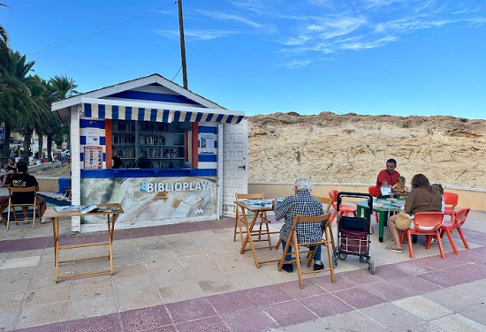 Lectura y animación cultural en agosto para familias junto al mar en las dos biblioplayas de El Campello