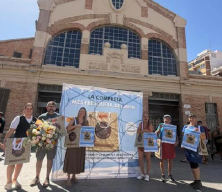 Los Mercados Municipales de Alicante lanzan la campaña ‘La compreta més fresqueta del món’ y reparten 5.000 bolsas isotérmicas