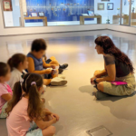 La exposición sobre el centenario de la Unión Musical de Benidorm cobra aún más vida incorporando las clases de su Escuela de Música