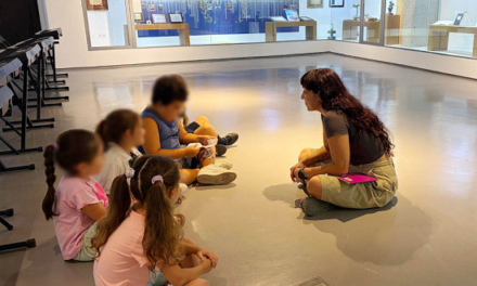 L’exposició sobre el centenari de la Unió Musical de Benidorm cobra encara més vida incorporant les classes de la seua Escola de Música