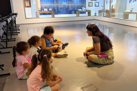 La exposición sobre el centenario de la Unión Musical de Benidorm cobra aún más vida incorporando las clases de su Escuela de Música