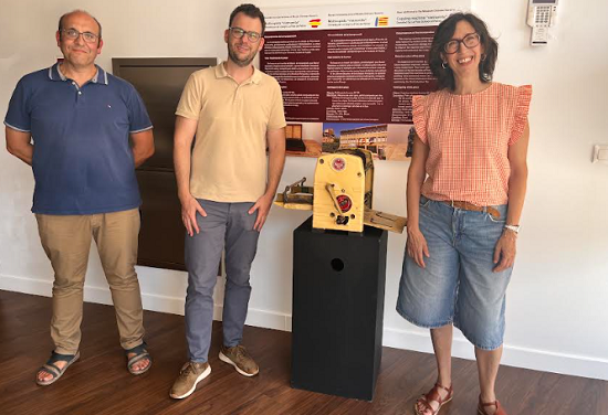 El Museo Dámaso Navarro incorpora a su vitrina de donaciones una multicopista procedente del colegio La Foia