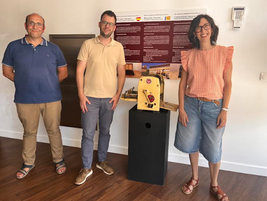 El Museo Dámaso Navarro incorpora a su vitrina de donaciones una multicopista procedente del colegio La Foia