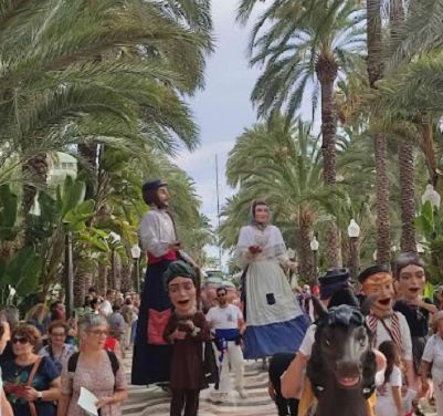 La “dansà” por la Explanada, un concierto de la Banda Municipal y la lectura del Tirant Lo Blanch centran la celebración del 9 d’Octubre