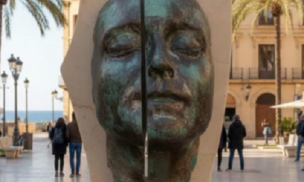 El Colegio de Veterinarios dona una escultura a Alicante por sus 120 años de historia