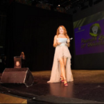 La artista Mila Ortuño recibe el Premio Latino a la Mejor Composición de Canción Balada Pop