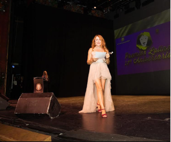 La artista Mila Ortuño recibe el Premio Latino a la Mejor Composición de Canción Balada Pop