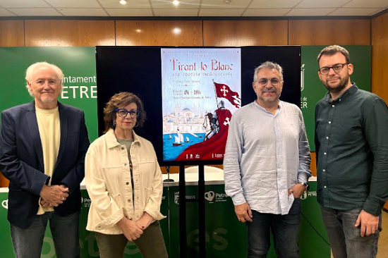 La Colla El Terròs pone en escena “Tirant lo Blanc, una epopeia mediterrània”, un gran espectáculo con cerca de 150 personas participantes en el Teatro Cervantes de Petrer